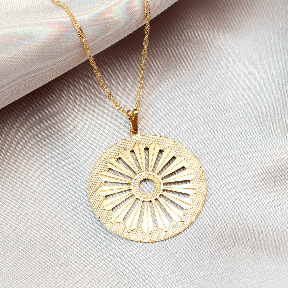 Gypsy Wheel Necklace (Gold)