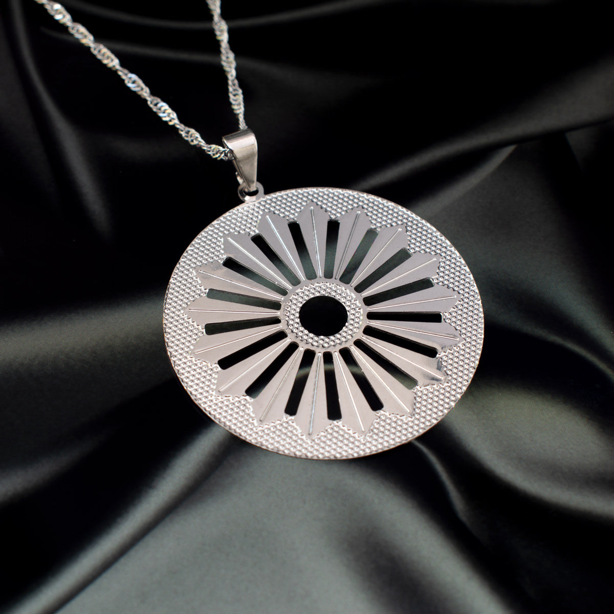 Gypsy Wheel Necklace (Silver)