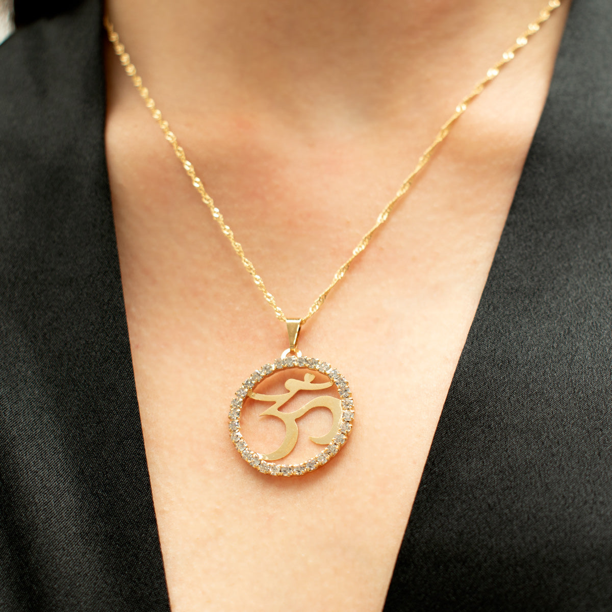 Om Symbol Circle Necklace (Gold)
